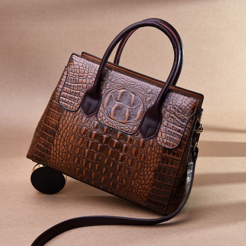 European and American fashion ladies handbags. 
CJN5232627301AZ