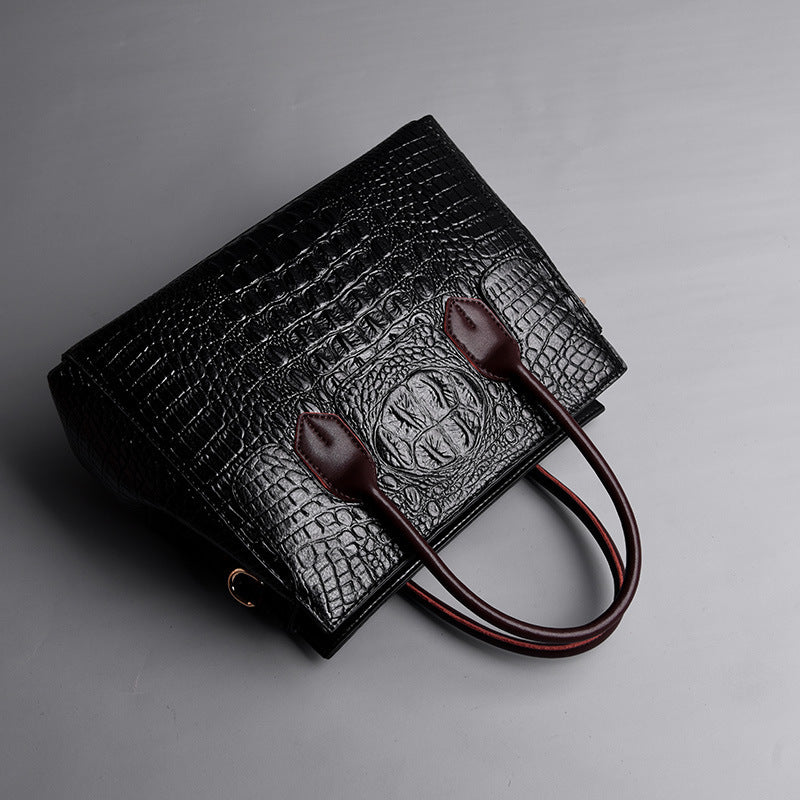 European and American fashion ladies handbags. 
CJN5232627301AZ