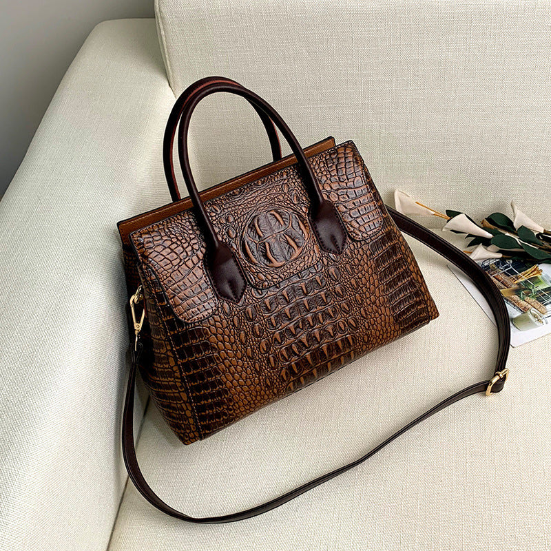 European and American fashion ladies handbags. 
CJN5232627301AZ