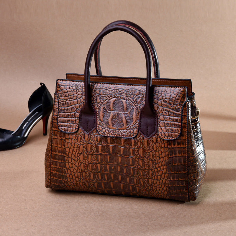 European and American fashion ladies handbags. 
CJN5232627301AZ
