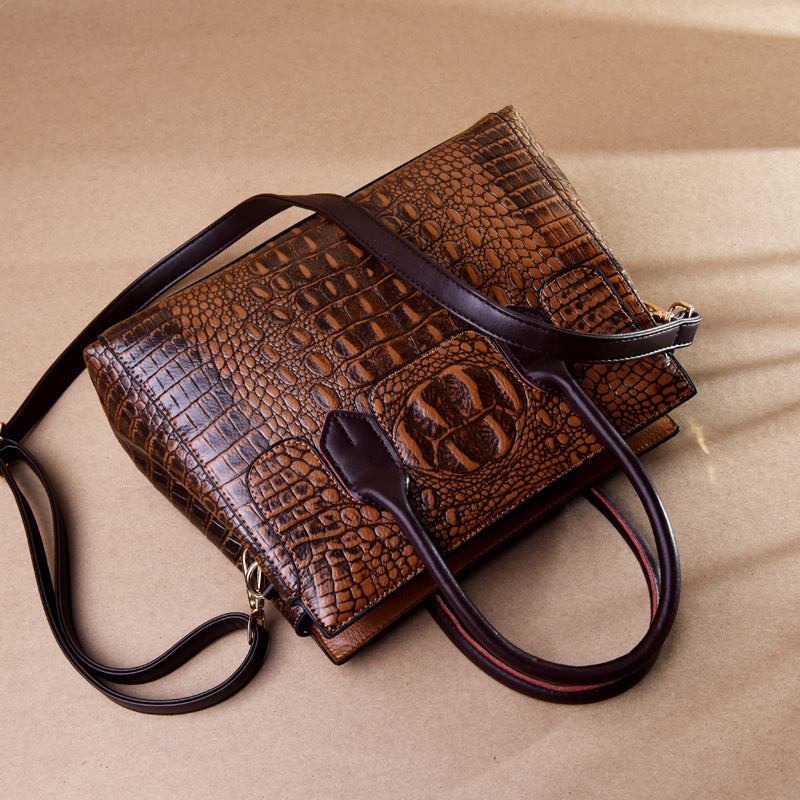 European and American fashion ladies handbags. 
CJN5232627301AZ