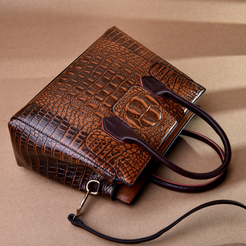 European and American fashion ladies handbags. 
CJN5232627301AZ
